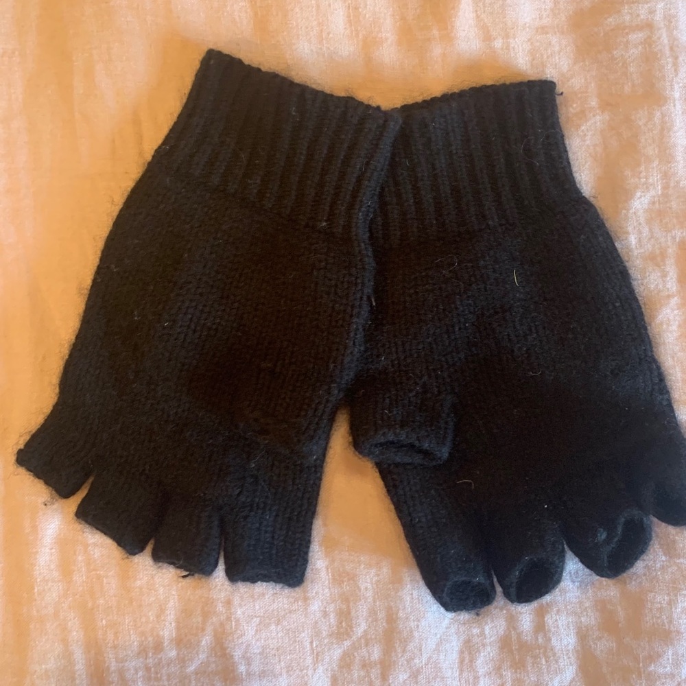 Gloves - Picture 2 of 3